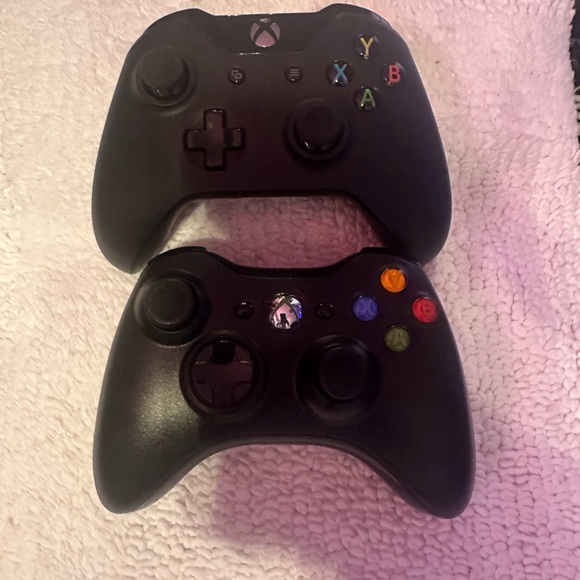 XBOX TWO controllers LIKE NEW - Picture 1 of 5